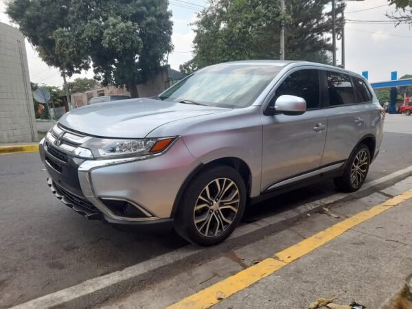 Camioneta Mitsubishi Outlander 2017 (Alquiler)